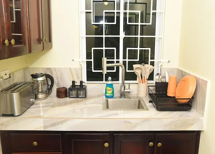 Hébergement de vacances Cozy Retreat With Ac, Smart Tvs & Patio Montego Bay